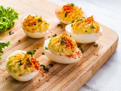 Пълнени (фаршировани) варени яйца с козе сирене, чесън и магданоз - снимка на рецептата